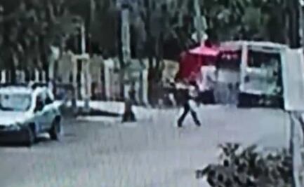 VIDEO: Así fue como microbús arrasó con puesto de comida y cayó con todo y pasaje a canal de Xochimilco