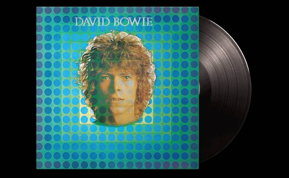 Existen diseños apócrifos de la portada del disco de Space Oddity, que incluyen texto que no se imprimió en el original o a los que les falta el diseño de lunares. ESPECIAL.