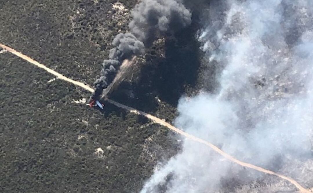 Departamento de Bomberos y Servicios de Emergencia de Australia Occidental muestra los restos quemados del avión bombardero de agua Boeing 737. Foto: AFP