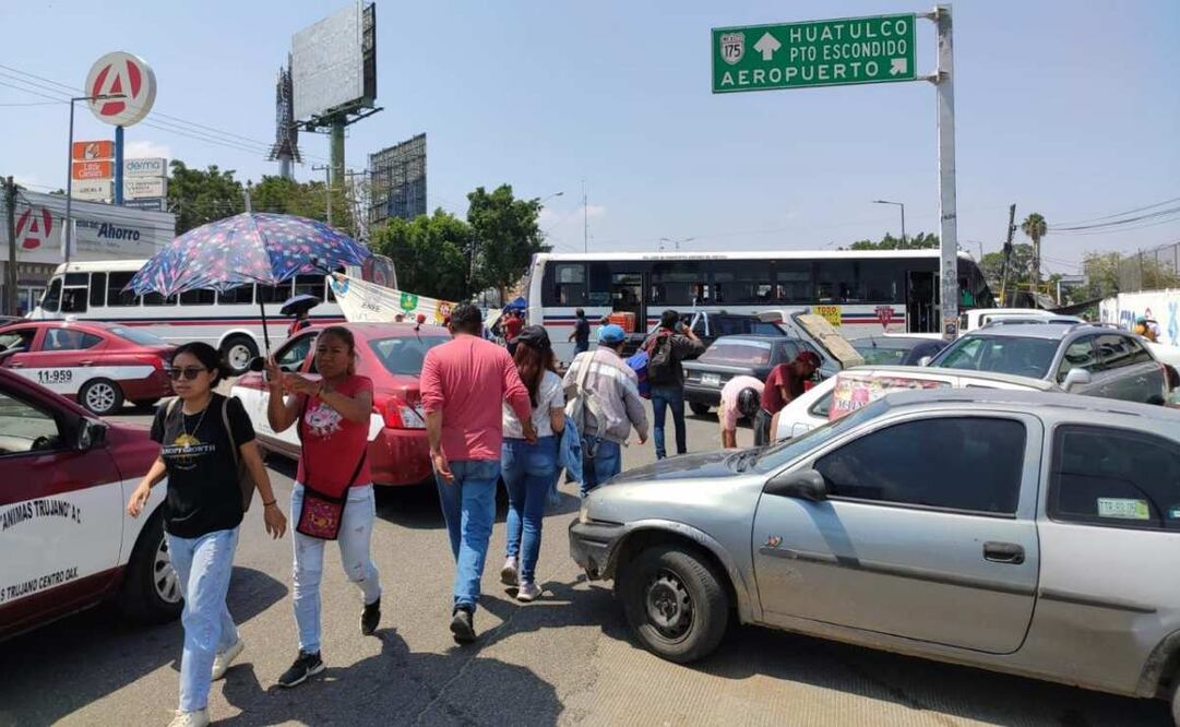 Los taxistas reclamaron que el bloqueo a la vialidad afecta su actividad económica; hasta el momento el incidente se mantiene en calma. Foto: Mario Arturo Martínez/ EL UNIVERSAL
