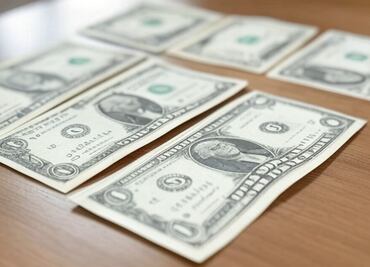 Peso se aprecia frente al dólar y cierra en 19.53; mercados logran ganancias tras acuerdo comercial entre EU y Reino Unido