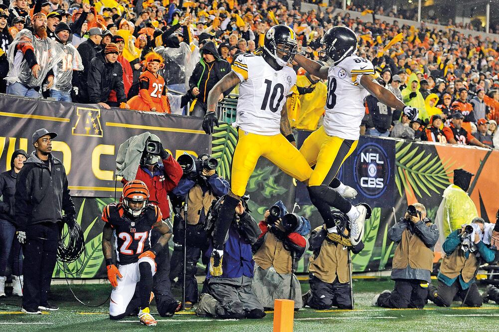 Martavis Bryant (izq) logró cinco recepciones para 29 yardas y un touchdown ante la indisciplinada defensiva de Cincinnati