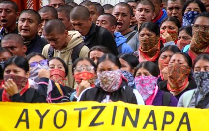 FOTOS: Normalistas sitian la SRE; exigen extradición de Tomás Zerón de Lucio