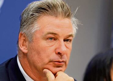 Reportan que Alec Baldwin busca evitar responsabilidad financiera por muerte de Halyna Hutchins