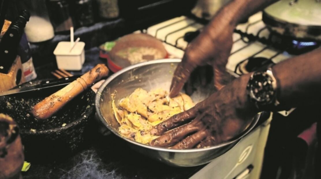 Abre su cocina y les trae el sabor de Haití