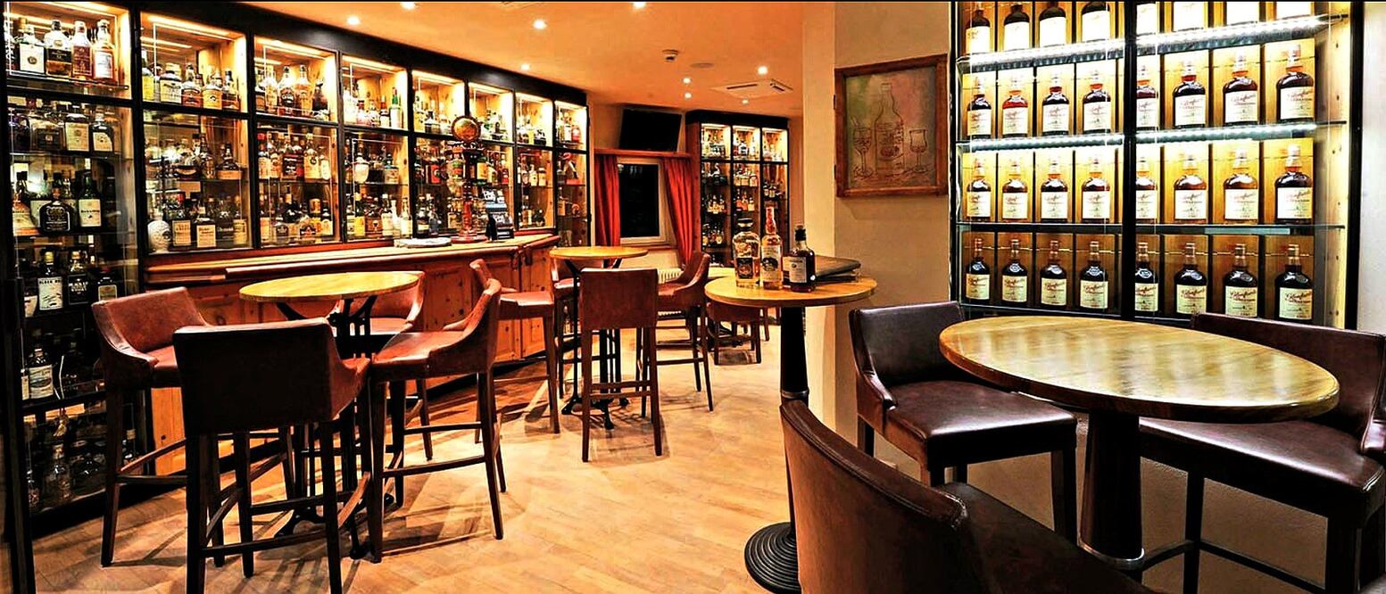 El bar de whisky del Waldhaus ha aparecido en libro de los "Record Guinness" por sus dos mil 500 etiquetas. (Foto: Waldhaus Hotel)