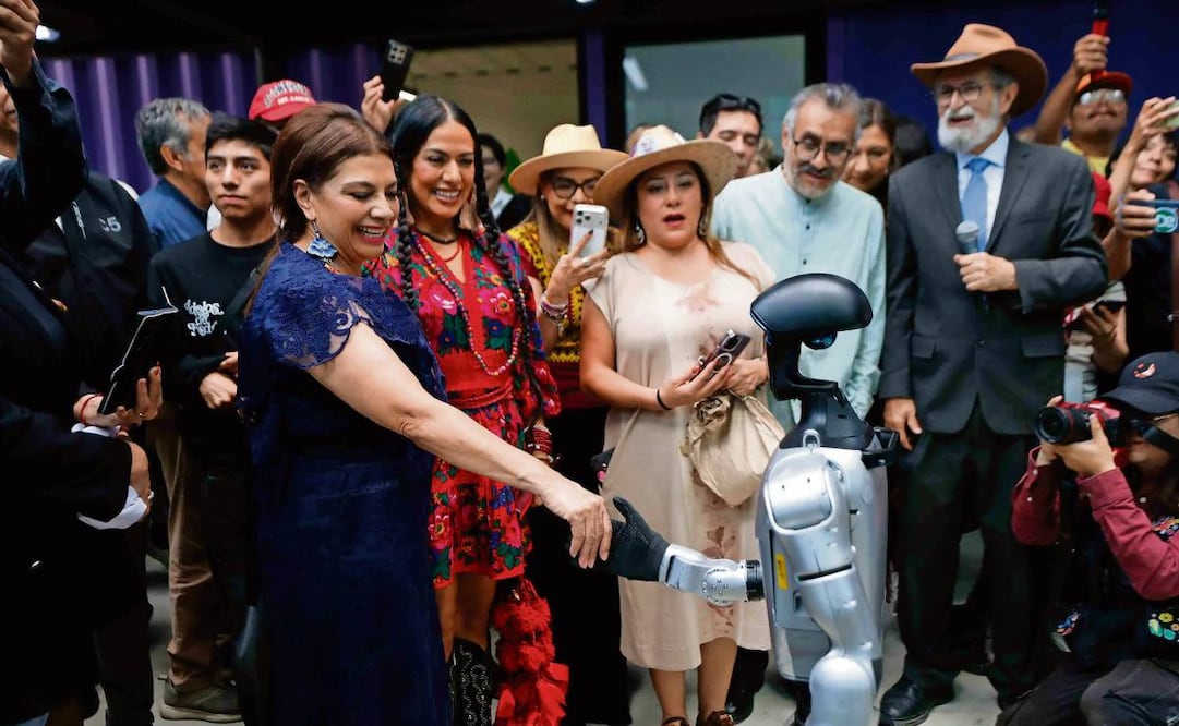 En la escuela de robótica, Clara Brugada y la cantante Lila Downs conocieron a un robot humanoide de tecnología china. Foto: Diego Simón Sánchez / EL UNIVERSAL