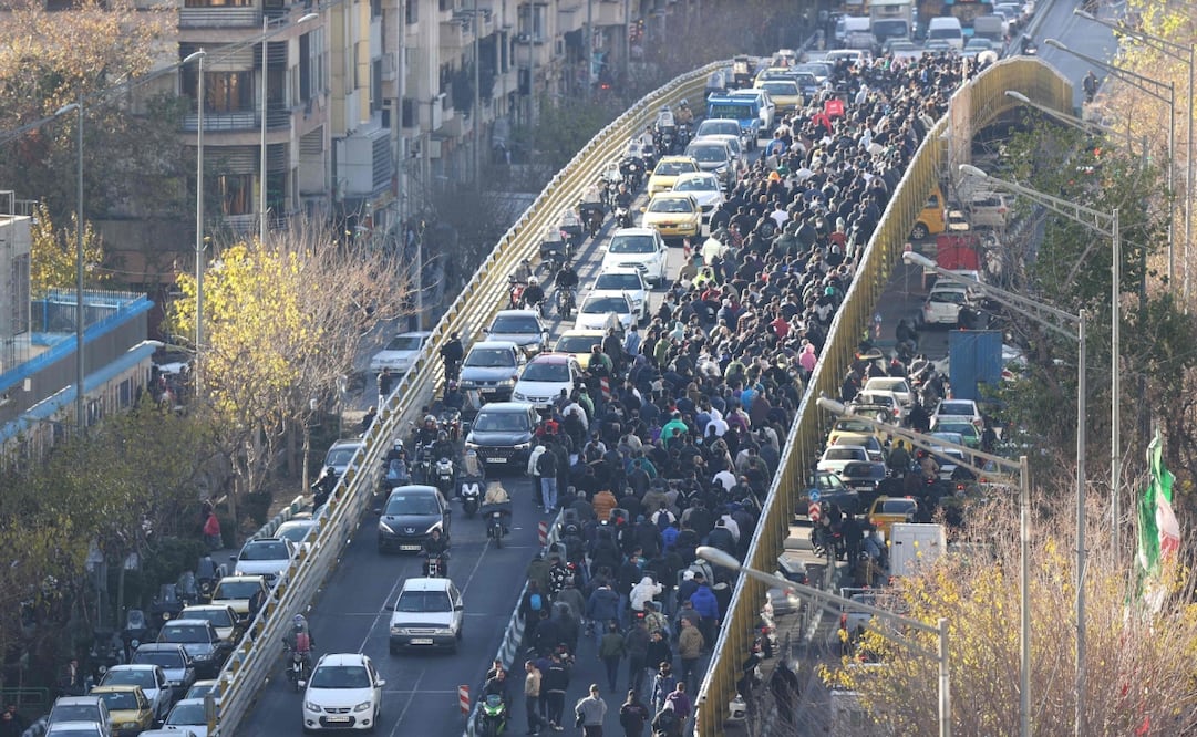 Comerciantes cruzan un puente durante una protesta contra la situación económica y la crisis de la moneda iraní en Teherán el 29 de diciembre de 2025. Foto: AFP