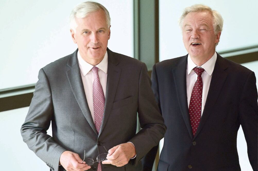 Michael Barnier, jefe negociador de la UE (izq.), y David Davis, secretario de Reino Unido para el Brexit, ayer en Bruselas (EMMANUEL DUNAND. AFP)