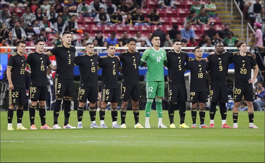 Jugadores de la Selección Mexicana escuchan el Himno Nacional antes del partido ante Ecuador rumbo al Mundial de 2026. FOTO: Imago7