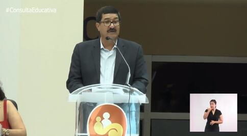 Maestros abuchean a Javier Corral tras opinar sobre reforma educativa