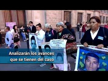 AMLO se reúne con padres de los 43 normalistas de Ayotzinapa