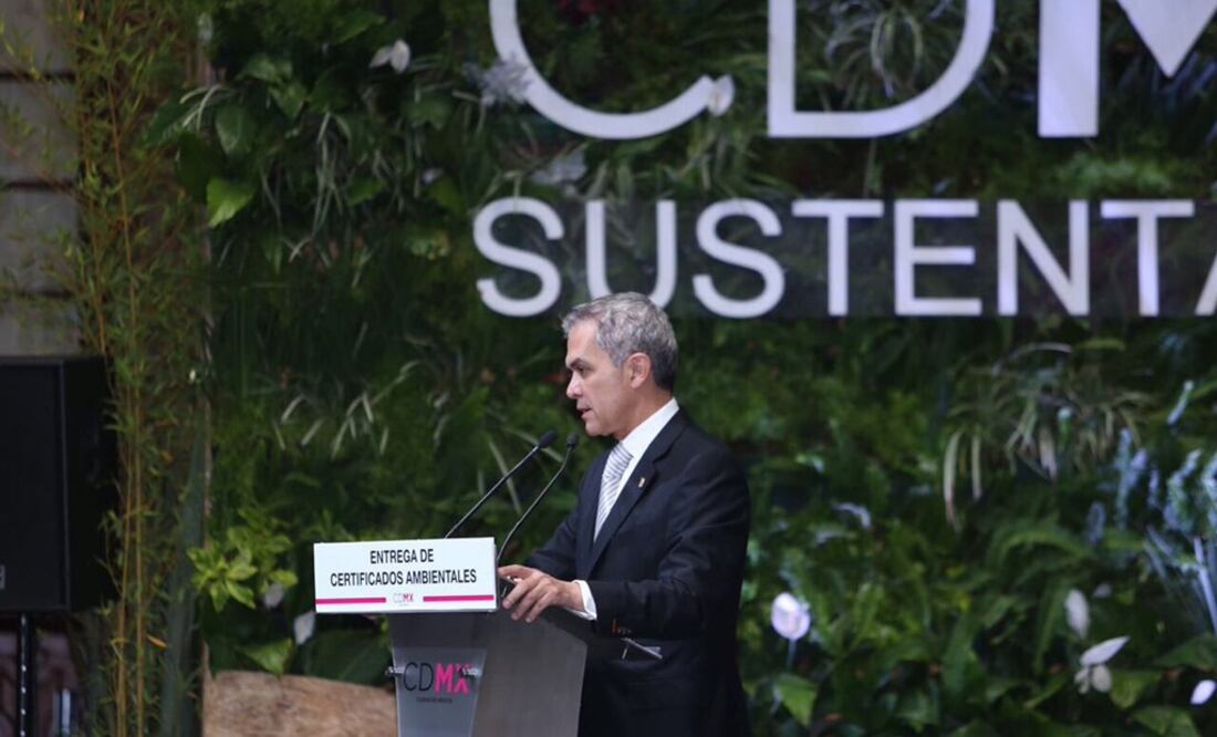 El jefe de Gobierno capitalino, Miguel Ángel Mancera, durante la entrega de Certificados de Cumplimiento Ambiental. (Foto: Twitter @ManceraMiguelMX)