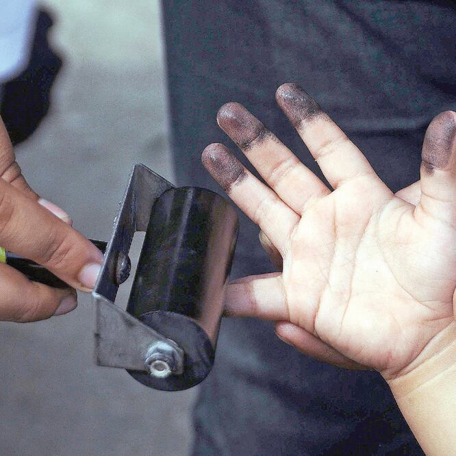 Registros confiables. El INE tiene registrados 90.65 millones de ciudadanos en el Padrón Electoral, y cuenta con las 10 huellas dactilares de 65.2 millones. ARCHIVO EL UNIVERSAL