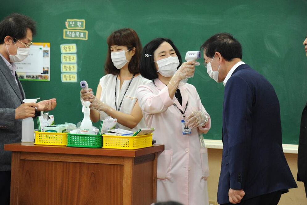 La OMS envió un equipo de científicos y expertos a Corea del Sur encabezado por el subdirector general de la OMS, Keiji Fukuda, que evaluó la situación en ese país debido al aumento en el número de muertes y el rápido incremento de contagios Foto: Xinhua