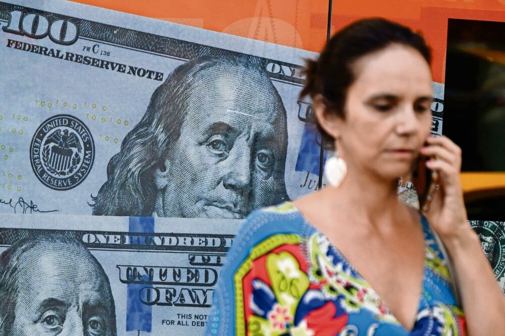 Una argentina en Buenos Aires. El país sudamericano sufre una grave crisis económica, con inflación anualizada de más de 140%. Foto: Luis Robayo | AFP