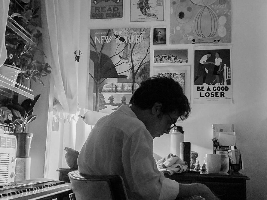 Carlos Engaña (Caracas, 1995) es autor de la novela Reggeatón; fue profesor de Estudios de Género y Narrativa Norteamericana Contemporánea en la UCAB. Foto: Ignacio Sánchez Urdaneta /carlosegana.com