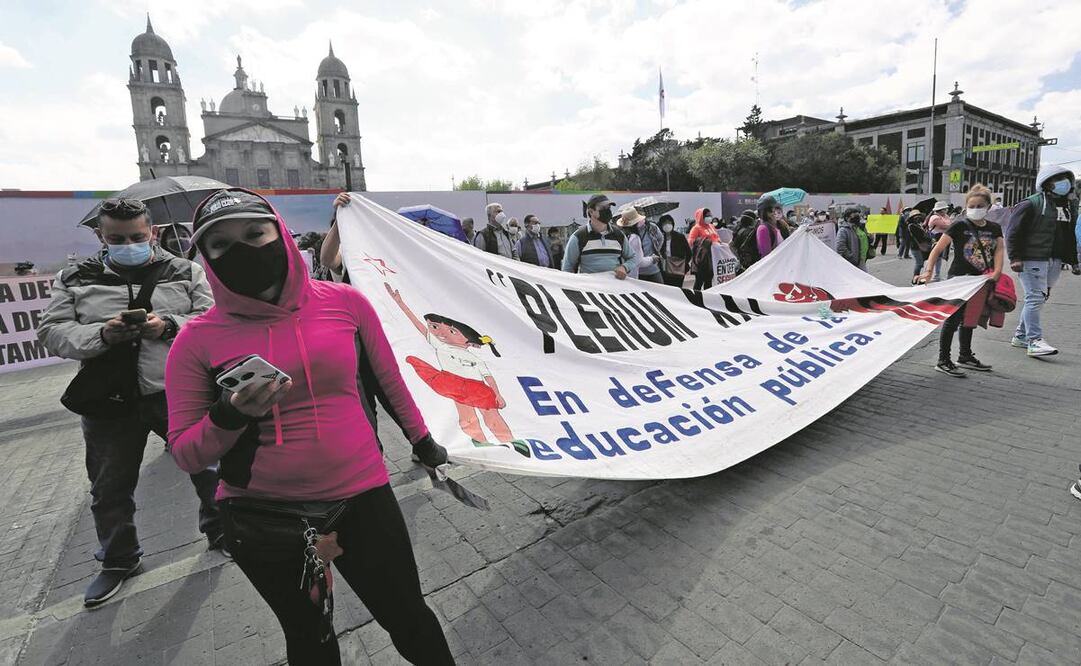 Pensionados, pensionistas y derechohabientes del ISSEMyM se manifestaron frente al palacio de gobierno estatal. Foto: Jorge Alvarado/ EL UNIVERSAL.