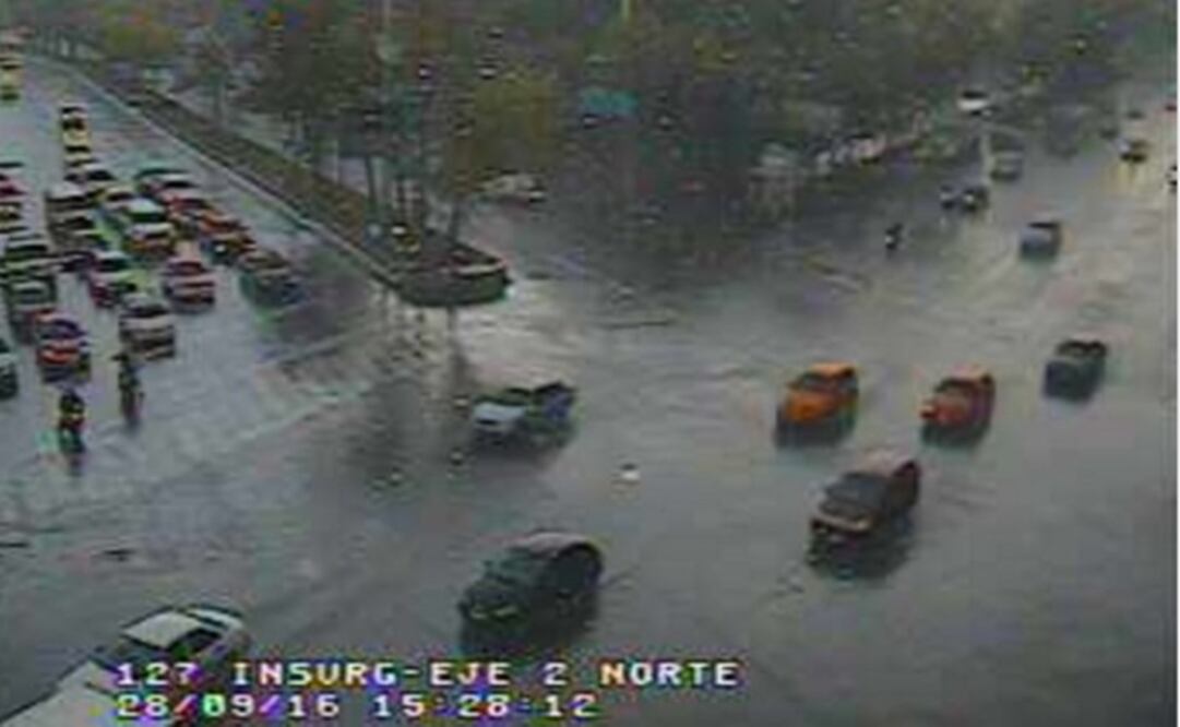 Llueve en Eje 2 Norte y Avenida Insurgentes Norte. Foto: @OVIALCDMX 