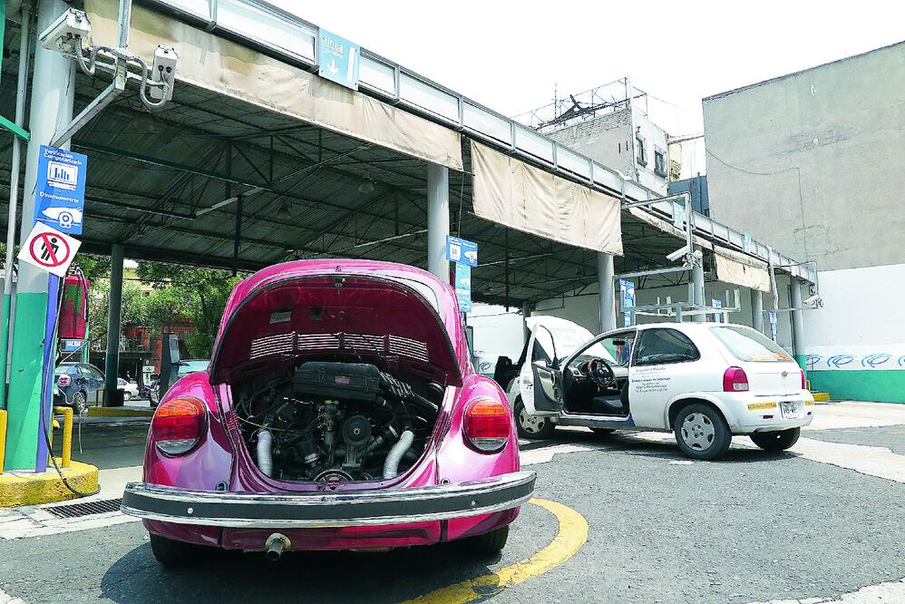 Encargados de varios verificentros prevén que acudan muchos vehículos que se verificaron el semestre pasado y que obtuvieron el holograma uno, a pesar de que su vehículo tuvo bajos niveles de emisiones que califican para el engomado cero (LUIS CORTES)