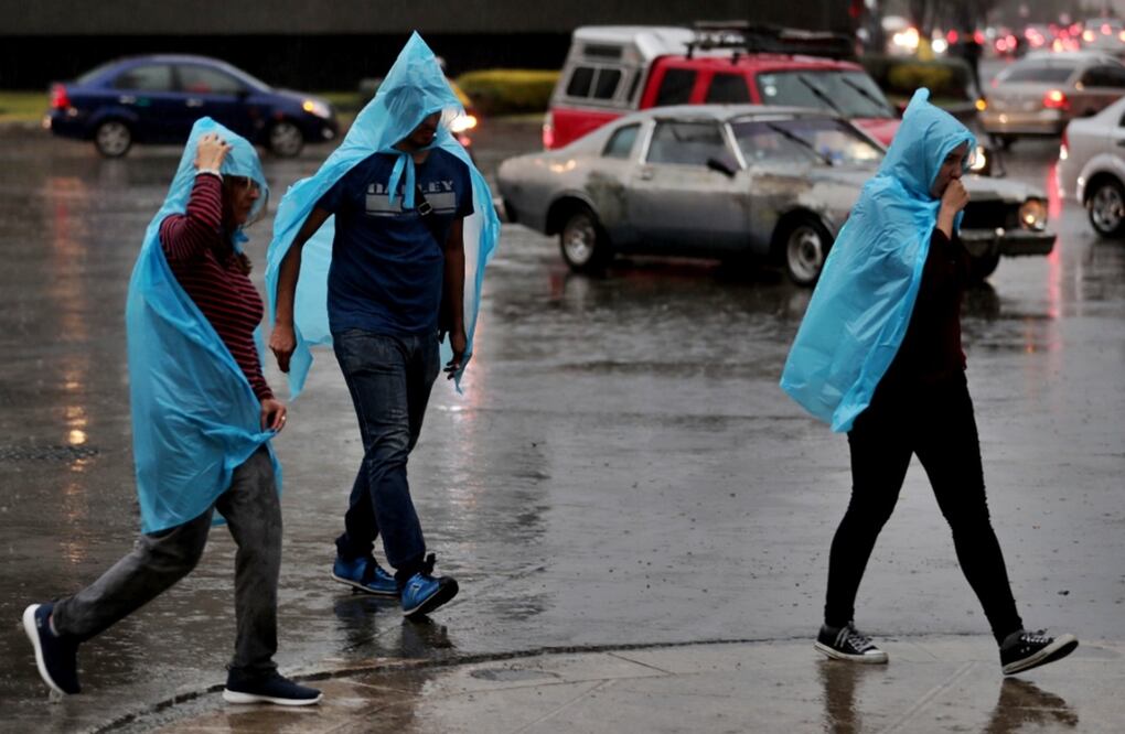 El fenómeno meteorológico sorprendió a los capitalinos que tras diversos Frentes Fríos, que causaron bajas de temperatura no sólo en la capital, ahora se vieron afectados por las lluvias. Foto Juan Boites/EL UNIVERSAL