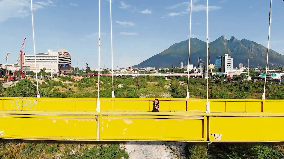 En el video P unteríos la artista lanza semillas de árboles endémicos
a lo que era el río y al mismo tiempo se enfoca la caída de las semillas. Foto: Museo Marco