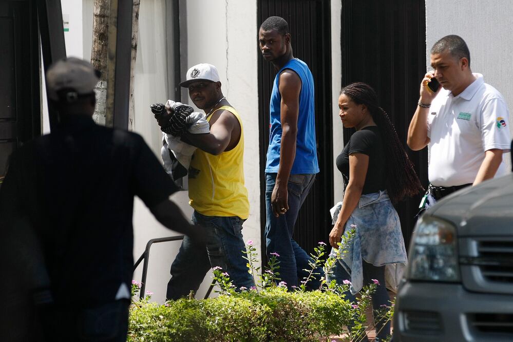 Un grupo de haitianos en condición de migrantes ilegales camina hoy, viernes 5 de agosto de 2016, por las oficinas de Migración Colombia (Foto: EFE)