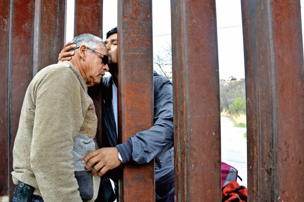 Los hermanos Mayra, Martina y Rafael Ceniceros Hernández planearon un encuentro con su padre Onésimo que el 16 de febrero cumple 65 años. (AMALIA ESCOBAR. EL UNIVERSAL)