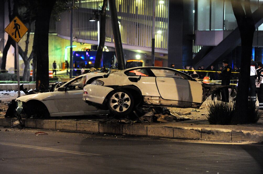 Automóvil accidentado en Paseo de la Reforma, en donde cuatro personas murieron tras impactar su automóvil a 200 kilómetros por hora contra un farol del Paseo de la Reforma (Foto: XINHUA)