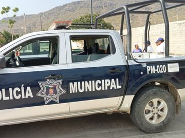 Policía "reincidente"; uniformado de Monterrey que auxilió a un niño ahora atiende parto en la vía pública