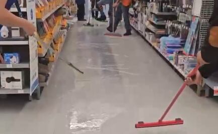 Lluvias mantienen en alerta a Hidalgo; supermercado es desalojado por inundación