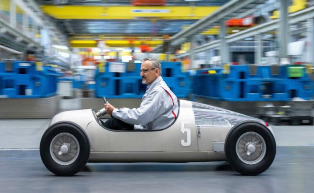 El proceso de impresión en 3D de Audi utiliza un láser de sintetización selectiva para fundir el polvo metálico, lo que permite fabricar los componentes de aluminio y acero