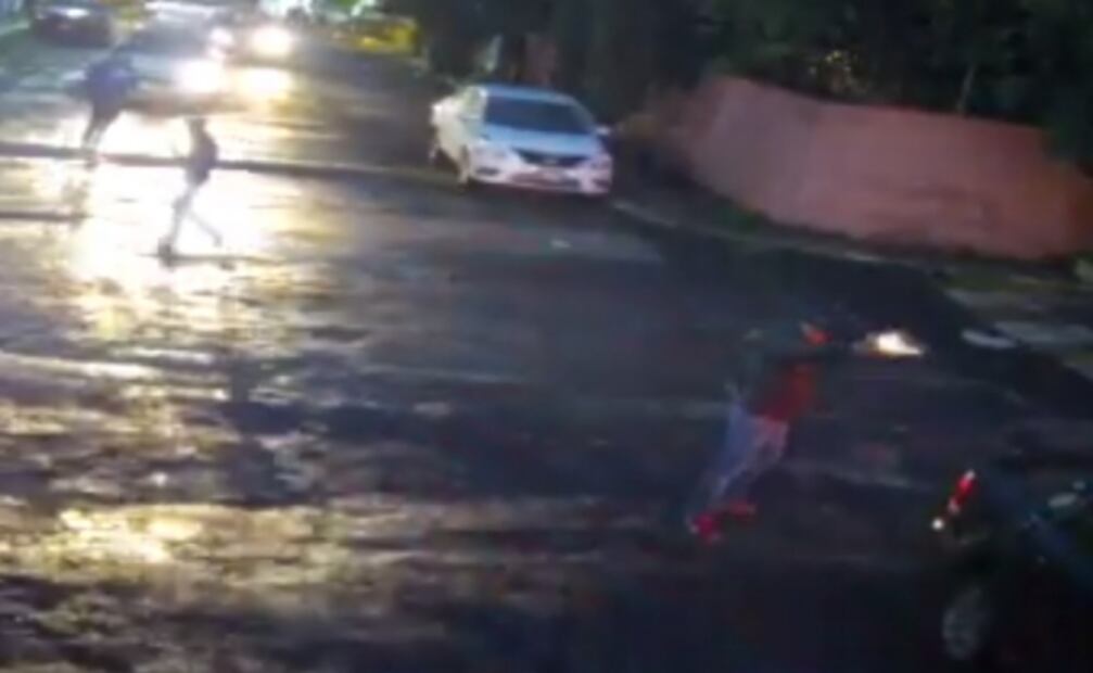 Conductor "avienta" su camioneta para evitar asalto en Naucalpan