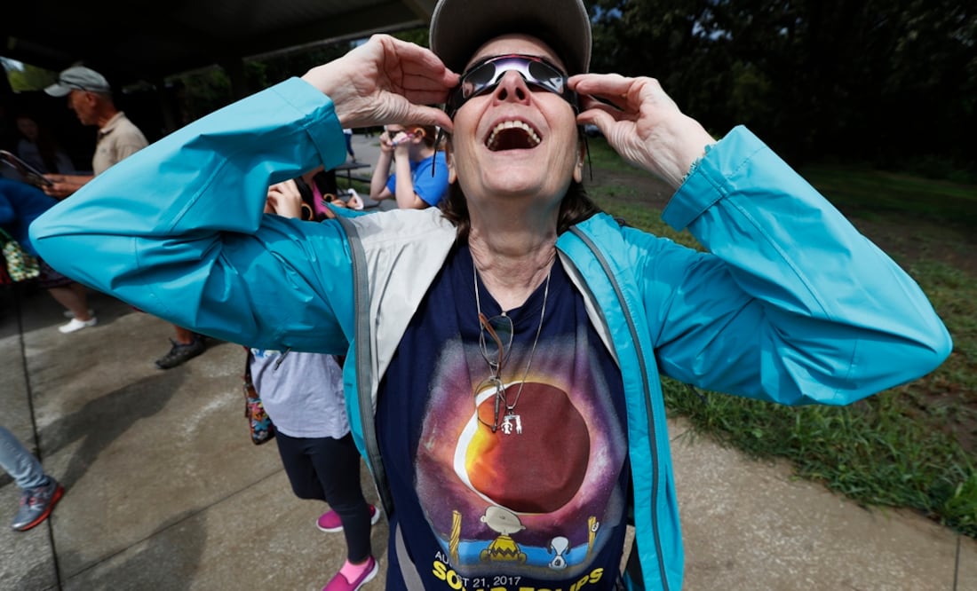 La gráfica de tendencias de Google muestra un incremento de las búsquedas de información sobre la salud ocular, especialmente entre las personas que miraron al sol. Foto: AP