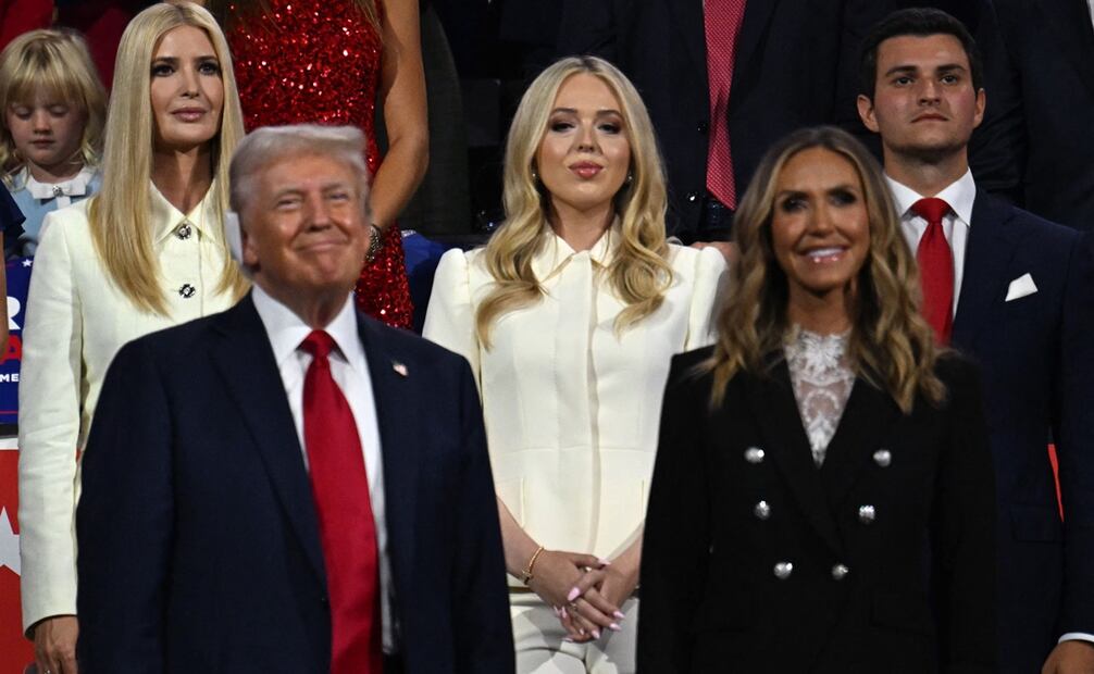 El candidato presidencial republicano, Donald Trump (izq.), junto a la copresidenta del Comité Nacional Republicano, Lara Trump (dcha.), (desde arriba a la izquierda) su hija Ivanka Trump, la hija de ésta, Tiffany Trump, y su esposo, Michael Boulos, durante el último día de la Convención Nacional Republicana. Foto: Jim WATSON / AFP