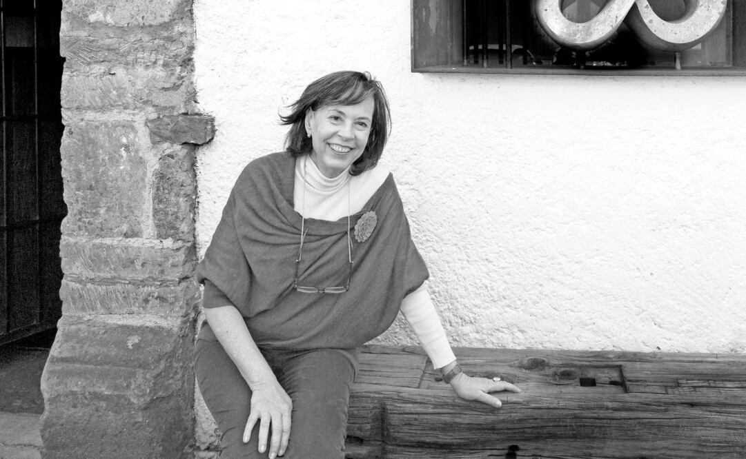 La escultora mexicana Yvonne Domenge, posando a la entrada de su Estudio, en Tizapán San Ángel. FOTO: ESTUDIO YVONNE DOMENGE