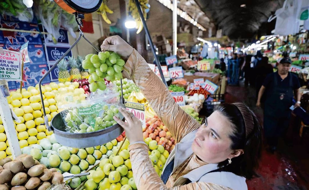 Recorrido por el Mercado de Sonora y la Merced para nota de la venta de amuletos y rituales para recibir el año 2026, y la venta de la uva para los doce deseos. Foto: Diego Simón Sánchez / EL UNIVERSAL