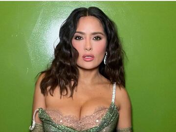 Salma Hayek luce perfecta en vestido con corset y encaje