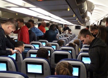 ¿Por qué debes esperar tanto tiempo para salir del avión?