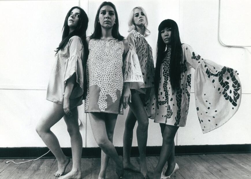 Antes de llegar a las grandes firmas de lujo, Yayoi Kusama ya experimentaba con ropa y performances en la escena artística neoyorquina. Foto: Yayoi Kusama Inc 