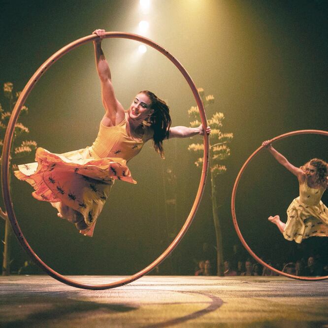 Unos 46 artistas en escena de 20 países participan en el montaje. CHRIS YOUNG. AP