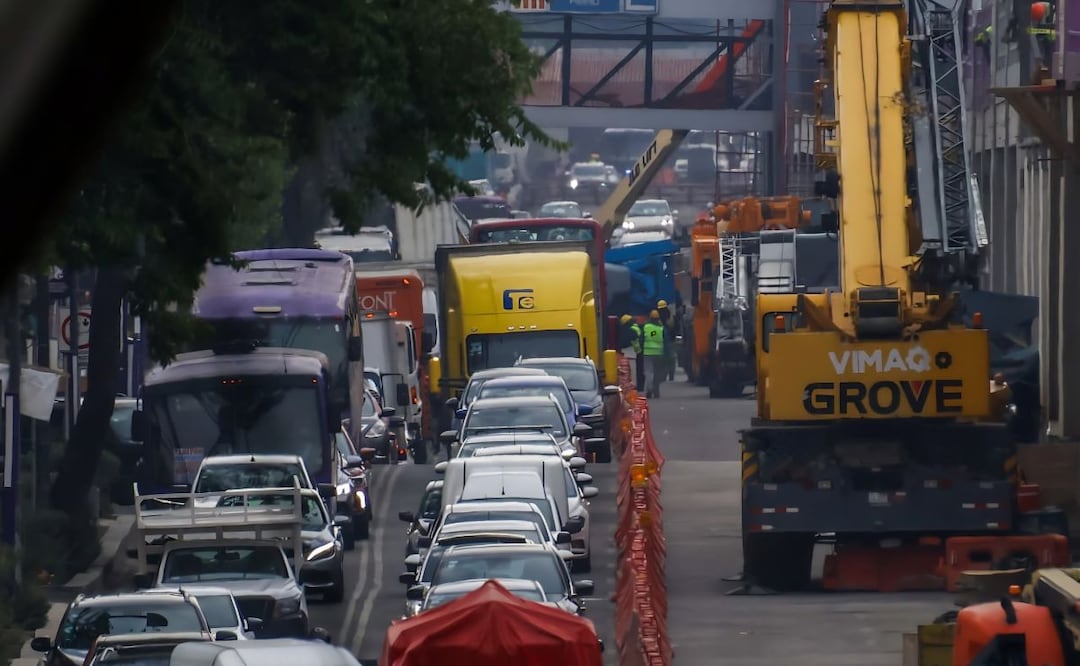 Las obras del parque elevado en Calzada de Tlalpan han ocasionado grandes afectaciones vialies en la zona. | Foto: Karla Guerrero / El Universal