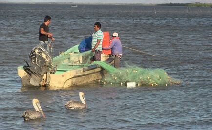 Rescatan a tres pescadores que naufragaron en Chiapas