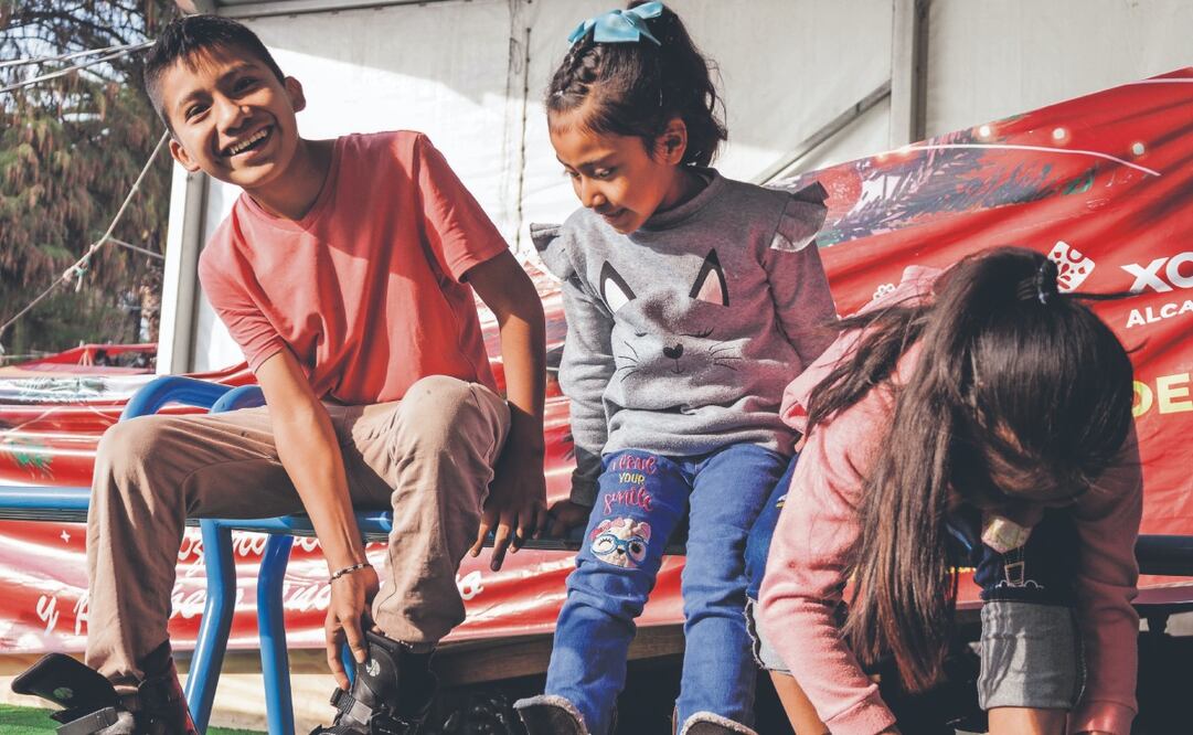 Los más inexpertos deciden patinar con apoyo y al lado de instructores para evitar caídas. FOTOS: YARETZY M. OSNAYA. EL UNIVERSAL