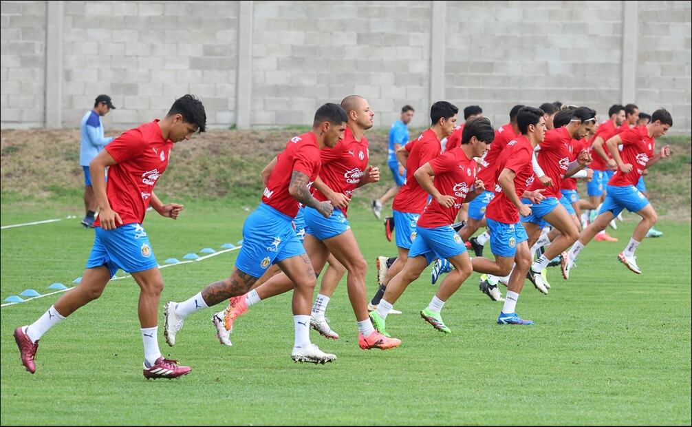 Jugadores de Chivas, durante un entrenamiento de pretemporada. FOTO: @Chivas
