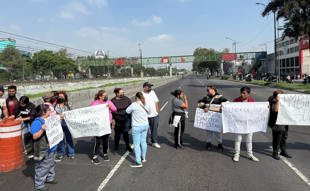 Bloquean Calzada Zaragoza; exigen destitución de supervisora por acoso laboral. Foto: Especial
