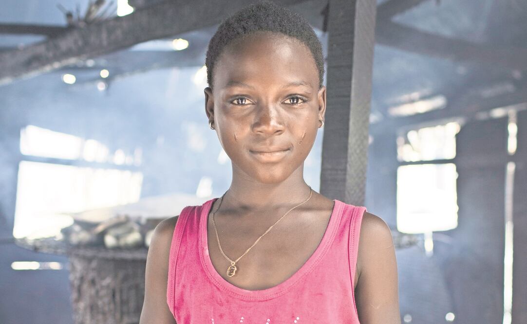 Dupe Gowon, de Nigeria, se dedica a ahumar pescado; tiene problemas para respirar. (UNICEF)