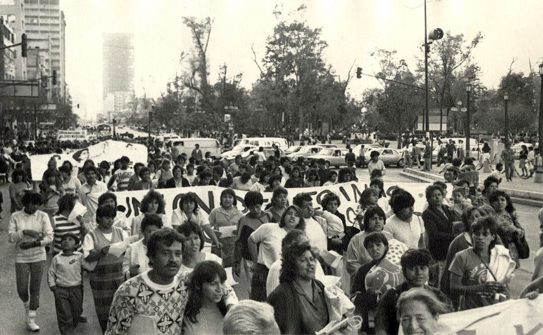 Marcha de mujeres sobre Avenida Juárez para conmemorar el Día Internacional de la Mujer, sobre la avenida Juárez de esta capital en los años 80. Foto: Archivo/ EL UNIVERSAL.