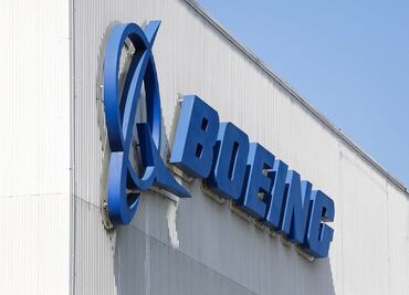 Caen acciones de Boeing tras accidente de avión con 132 pasajeros en China