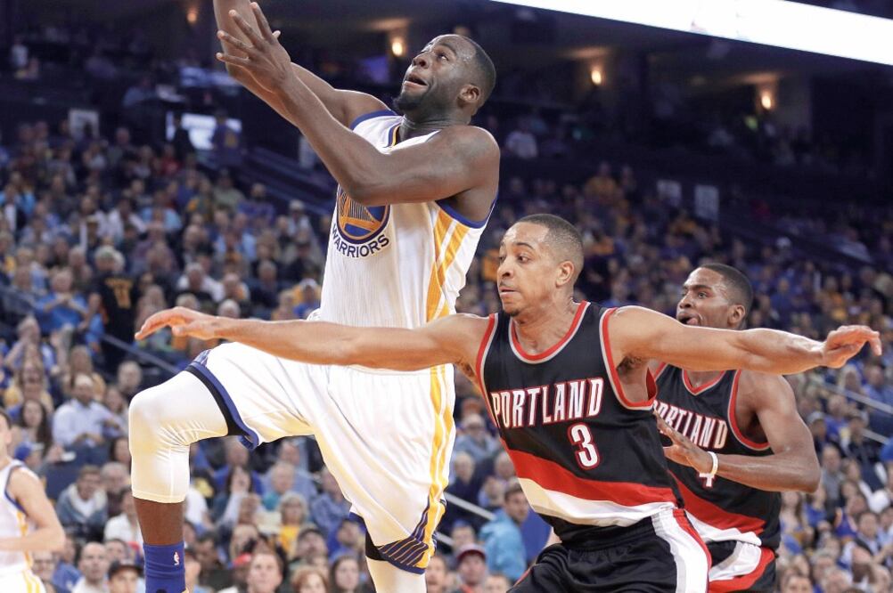 Draymond Green (izq.) realizó 22 puntos, 10 rebotes y 10 asistencias (BEN MARGOT. AP)